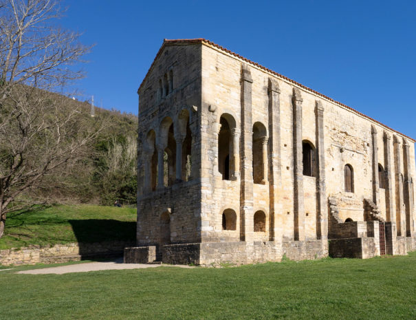 Vista lateral Santa María del Naranco, Oviedo