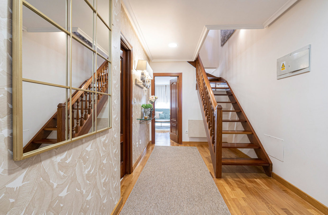 Escalera apartamento suite El Rosal